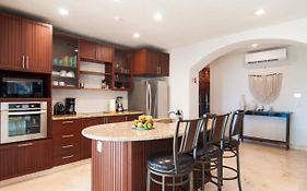 Luxury Oceanfront Condo With Private Roof Top Bbq